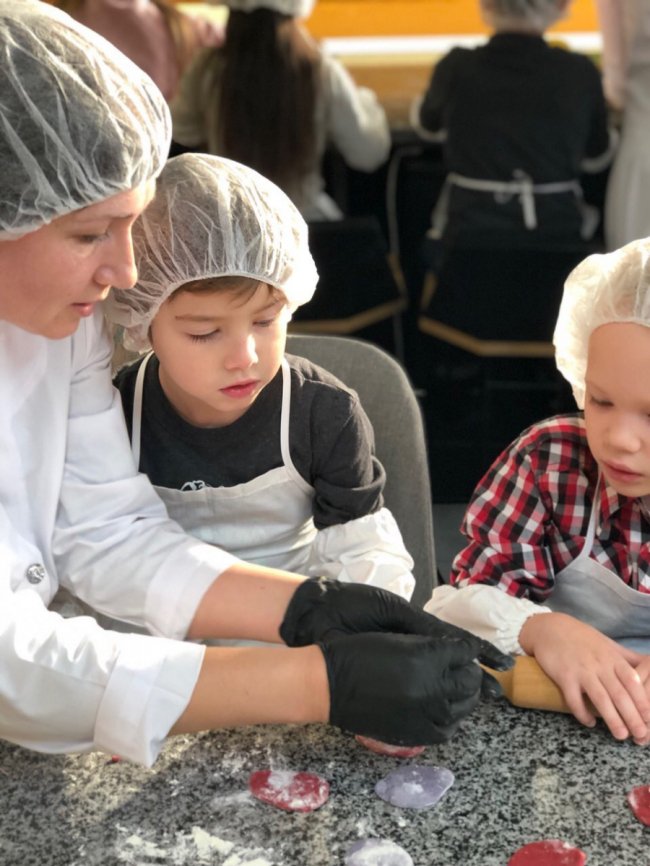 У «Промені» дітям влаштували смачне кольорове свято*