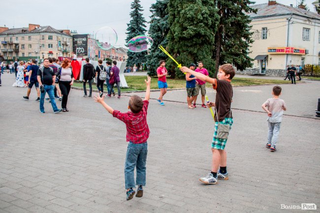 Яскраво, повітряно, незабутньо: фінальний день фестивалю «Aerosfera» у Луцьку. ФОТО
