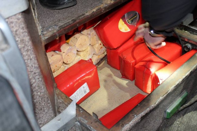 На Волині через майже тонну прихованого сиру у водія забрали автобус. ФОТО