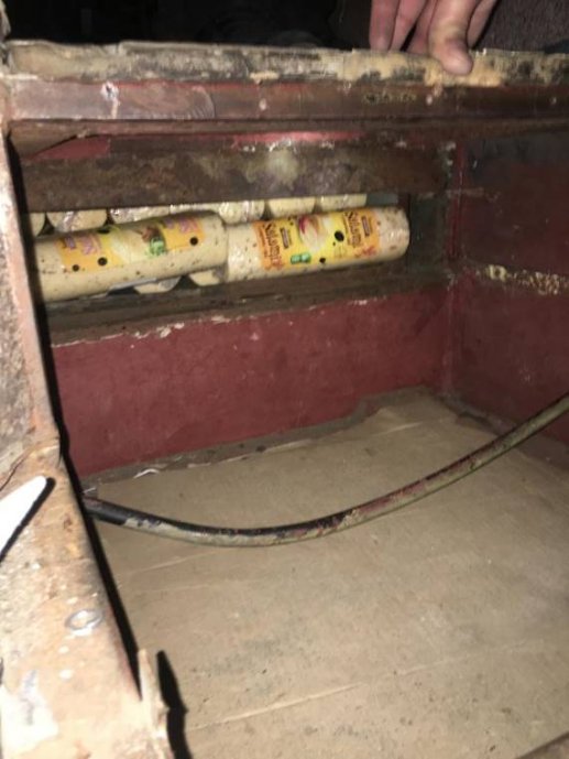 На Волині через майже тонну прихованого сиру у водія забрали автобус. ФОТО