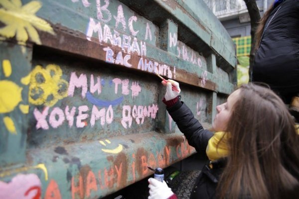 Дівчата в Києві розмалювали машини ВВшників квіточками. ФОТО