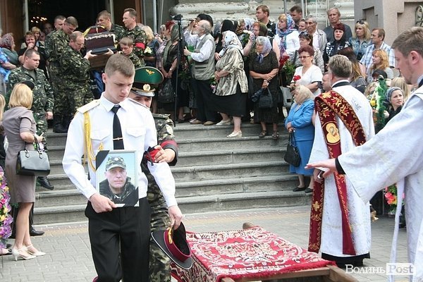 У центрі Луцька відспівали вояків, загиблих під Волновахою. ФОТО