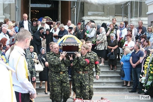 У центрі Луцька відспівали вояків, загиблих під Волновахою. ФОТО