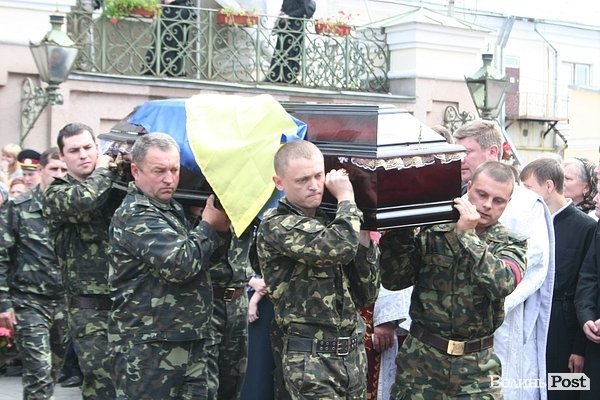 У центрі Луцька відспівали вояків, загиблих під Волновахою. ФОТО
