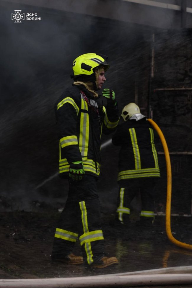 Масований обстріл Луцька: рятувальники показали, як долають наслідки ворожої атаки