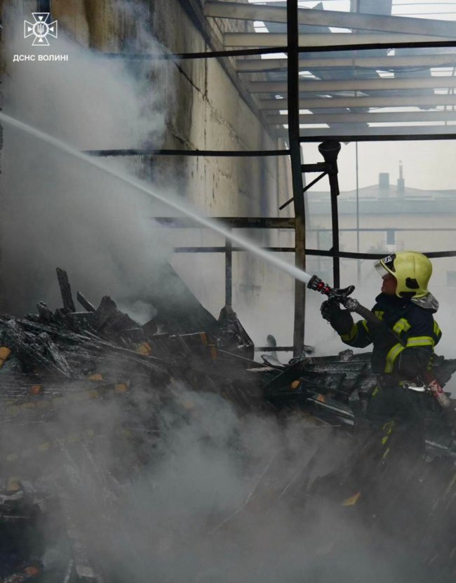 Масований обстріл Луцька: рятувальники показали, як долають наслідки ворожої атаки