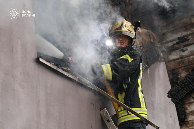 Масований обстріл Луцька: рятувальники показали, як долають наслідки ворожої атаки