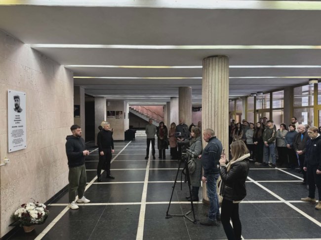 У Волинському драмтеатрі відкрили меморіальну дошку загиблому на війні колезі Назарію Гнатюку