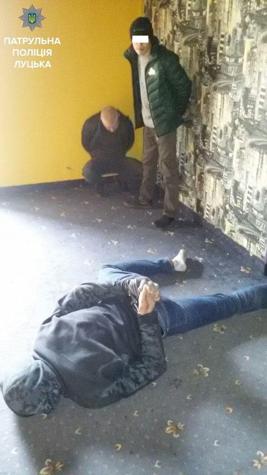 У Луцьку п’яні чоловіки погрожували охоронцеві інтернет-клубу ножем та гранатою