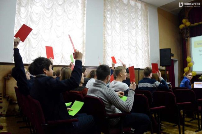 Луцькі школярі взяли участь в ток-шоу з антиреклами наркотиків. ФОТО
