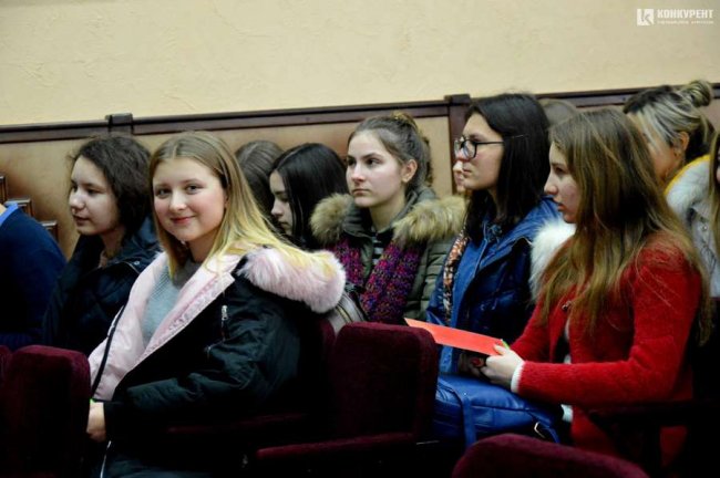 Луцькі школярі взяли участь в ток-шоу з антиреклами наркотиків. ФОТО