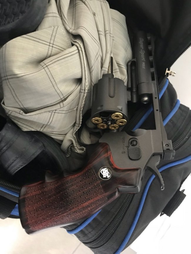 На «Ягодині» митники вилучили у чоловіка пістолет