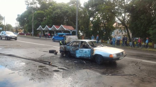 У Луцьку внаслідок вибуху газового балона згоріло авто. ФОТО