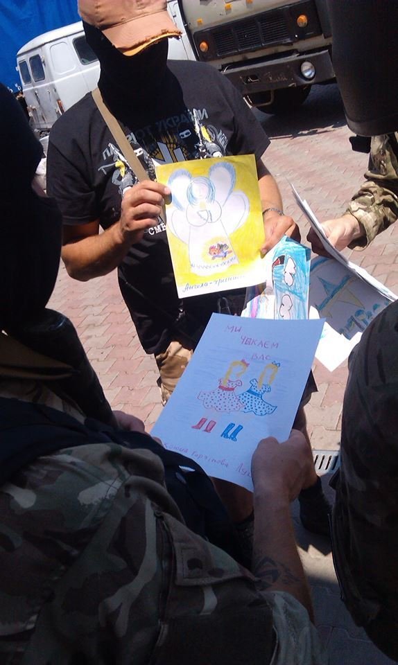 Бійці «Азову» отримали листи від маленьких лучан. ФОТО