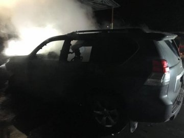 У Рівному спалили позашляховик з кримськими номерами. ФОТО