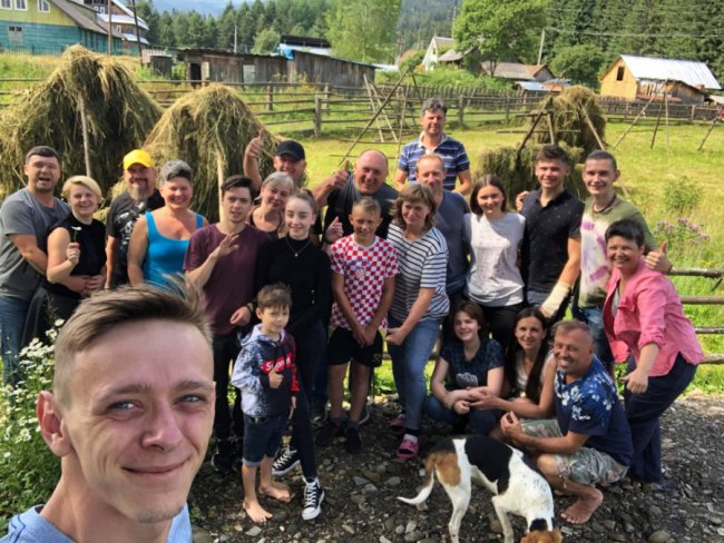 Волинські гончарі піднялись на вершину Говерли, щоб встановити рекорд України. ФОТО