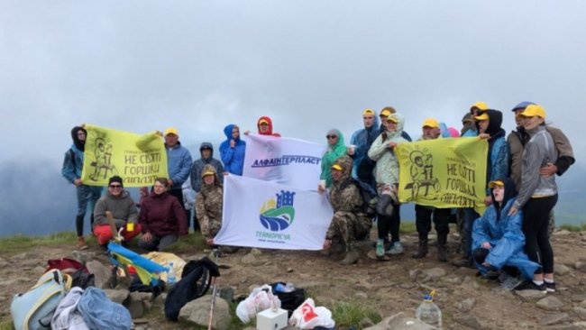 Волинські гончарі піднялись на вершину Говерли, щоб встановити рекорд України. ФОТО