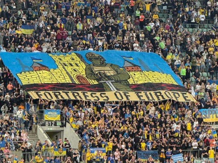 Українські фанати на матчі з Францією вивісили банер із Луцьким замком. ФОТО