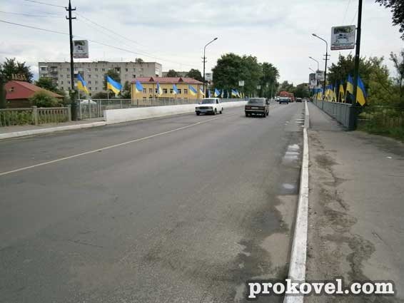 Мости Ковеля прикрасили прапорами України. ФОТО