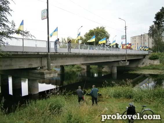 Мости Ковеля прикрасили прапорами України. ФОТО