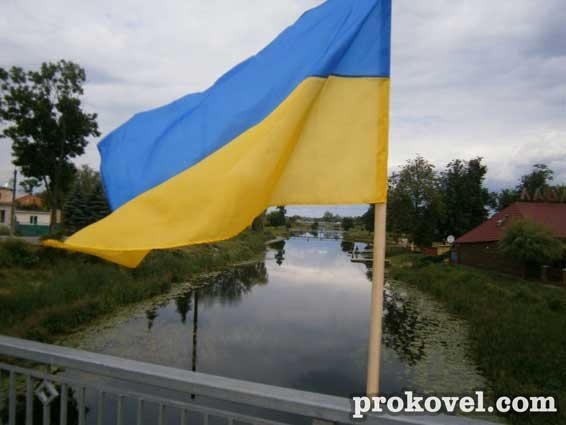 Мости Ковеля прикрасили прапорами України. ФОТО