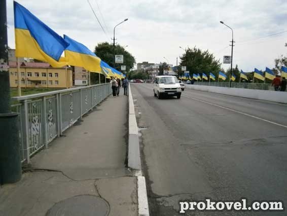 Мости Ковеля прикрасили прапорами України. ФОТО