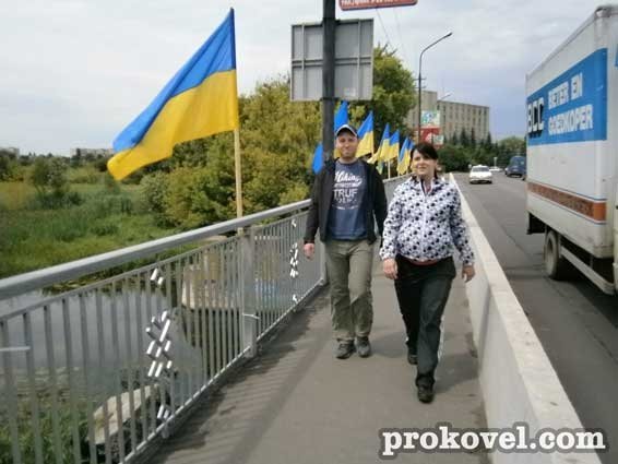 Мости Ковеля прикрасили прапорами України. ФОТО