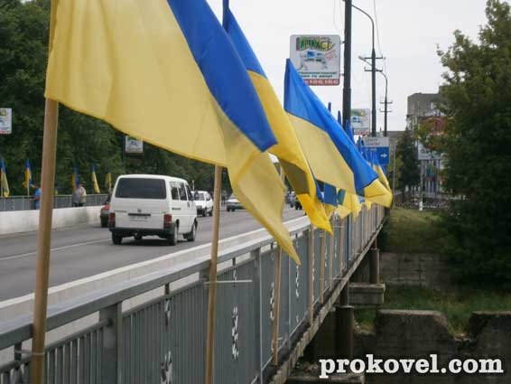 Мости Ковеля прикрасили прапорами України. ФОТО