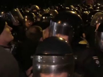 У Києві - зіткнення правоохоронців з протестувальниками