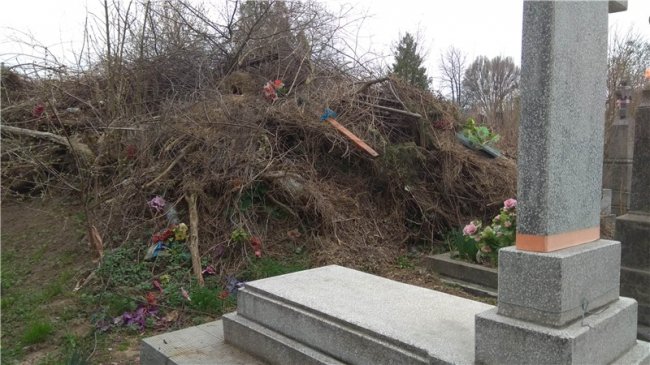 У місті на Волині люди закидали сміттям чужі могили. ФОТО