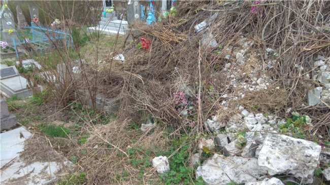 У місті на Волині люди закидали сміттям чужі могили. ФОТО