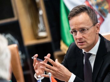 Угорщина не припинятиме видачу віз росіянам і проти посилення санкції щодо РФ