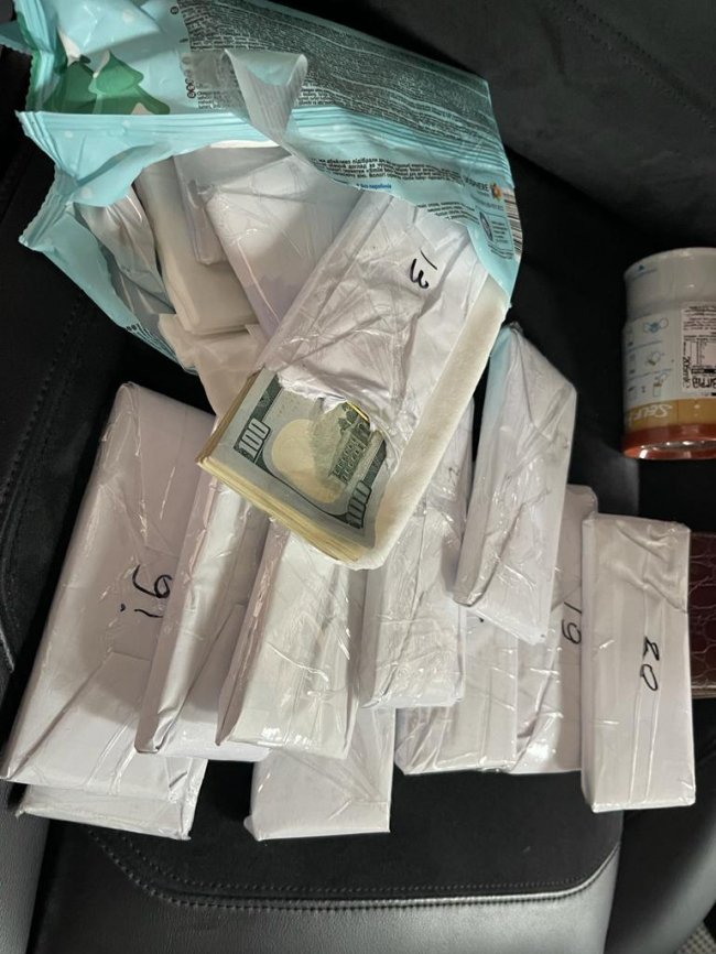 Через Волинь чоловік намагався вивезти за кордон 320 тисяч доларів. ФОТО