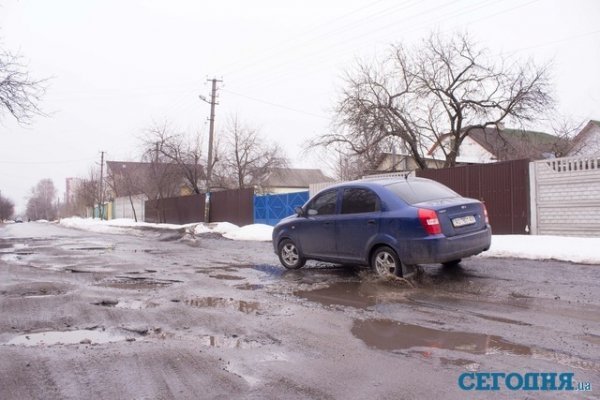 У Києві ями на дорогах сягають півметра. ФОТО. ВІДЕО