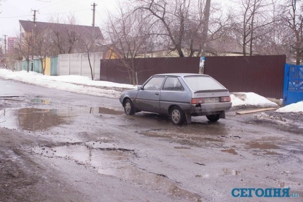 У Києві ями на дорогах сягають півметра. ФОТО. ВІДЕО