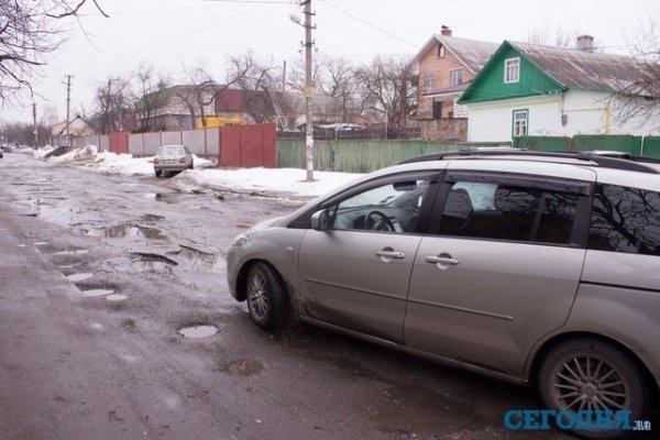У Києві ями на дорогах сягають півметра. ФОТО. ВІДЕО