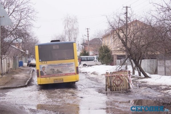 У Києві ями на дорогах сягають півметра. ФОТО. ВІДЕО