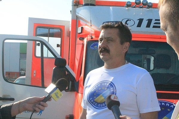 Карети швидкої допомоги, привезені Самообороною. ФОТО