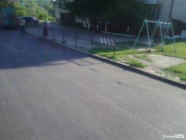 У Луцьку відремонтували три двори, але в сусідніх «яма на ямі». ФОТО