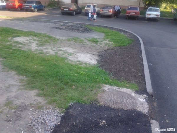 У Луцьку відремонтували три двори, але в сусідніх «яма на ямі». ФОТО