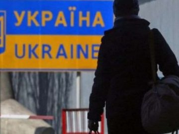 В уряді обіцяють випускати українських заробітчан за кордон