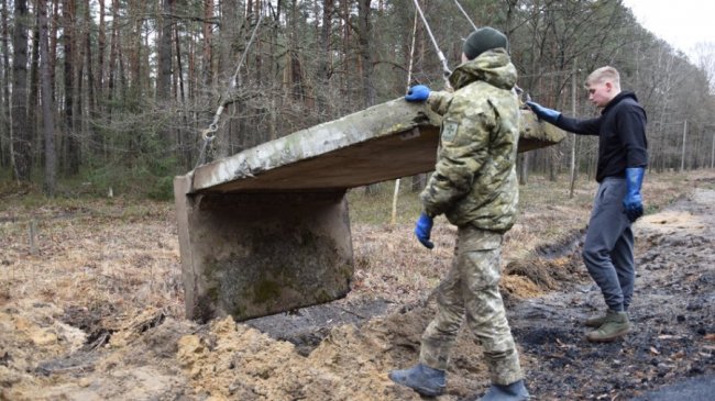 На Волині місцеві жителі укріплюють кордон із Білоруссю. ФОТО