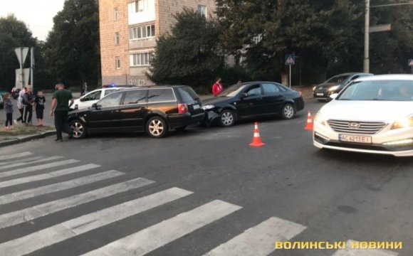 У Луцьку зіткнулися два легковики, одну жінку госпіталізували. ФОТО