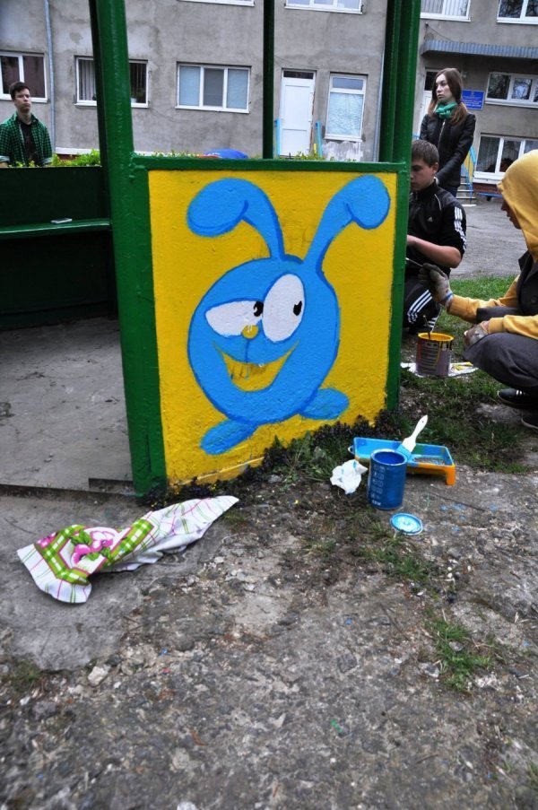 Як лучани допомогли облаштувати майданчик у дитбудинку. ФОТО