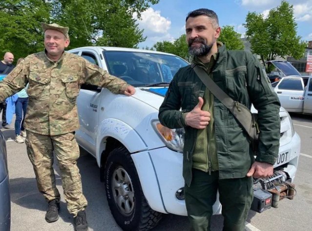 Ексведучий Top Gear Джеремі Кларксон передав Україні позашляховики та гуманітарку