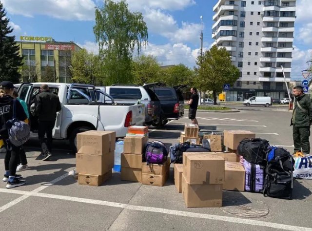 Ексведучий Top Gear Джеремі Кларксон передав Україні позашляховики та гуманітарку