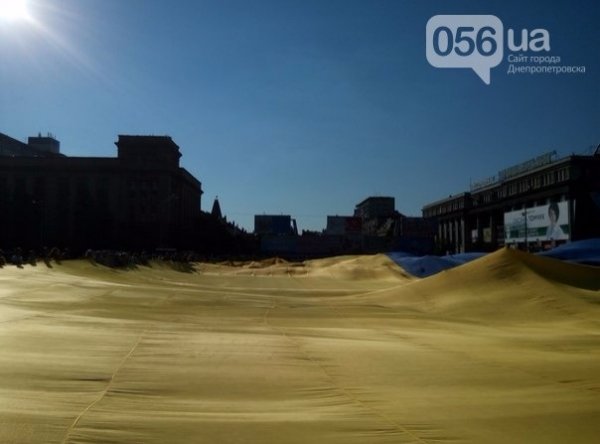 У Дніпрі розгорнули найбільший прапор України. ФОТО