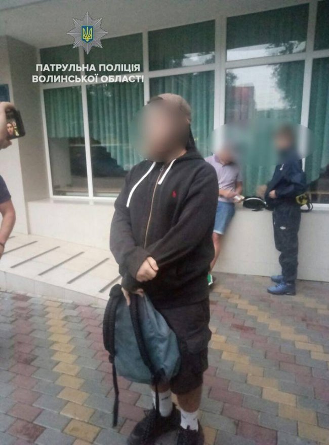 Троє молодиків гуляли Луцьком з наркотиками