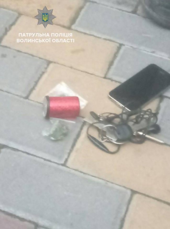 Троє молодиків гуляли Луцьком з наркотиками