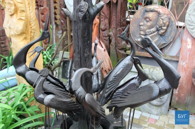 Наче луцький «Будинок з химерами»: скульптор з Володимира дає дереву «друге життя». ФОТО